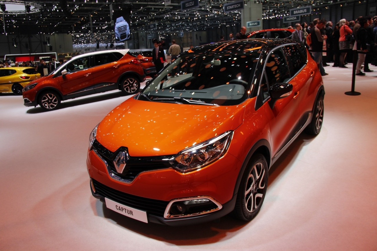 Авто года. Рено Каптур 2014 года. Лада Каптур. Renault Captur в автосалоне. Рено Каптур до 2014 года.