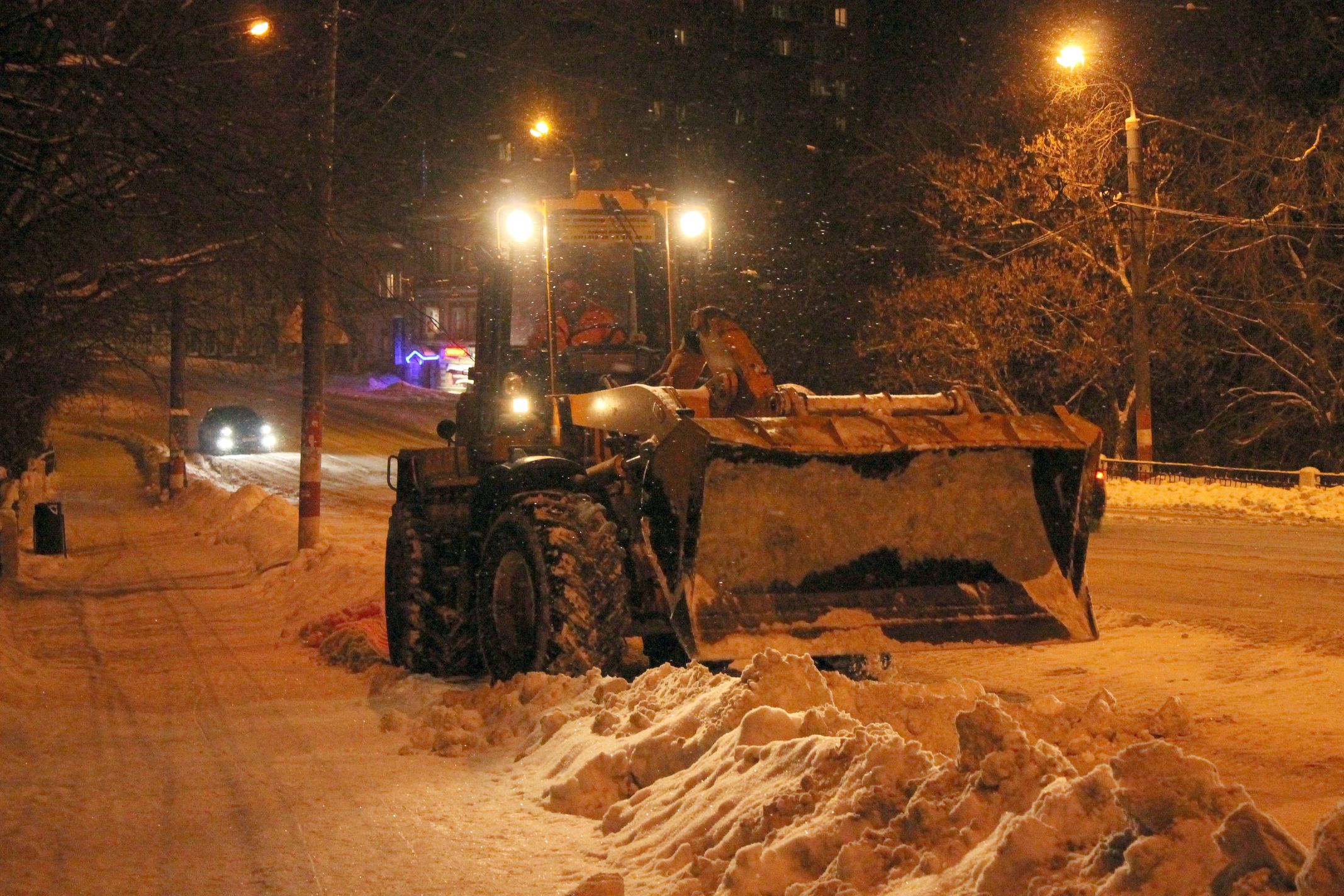 Очистка улиц от снега. Уборка снега. Трактор для уборки снега. Уборка снега ночью. Снегоуборочная техника на дороге.