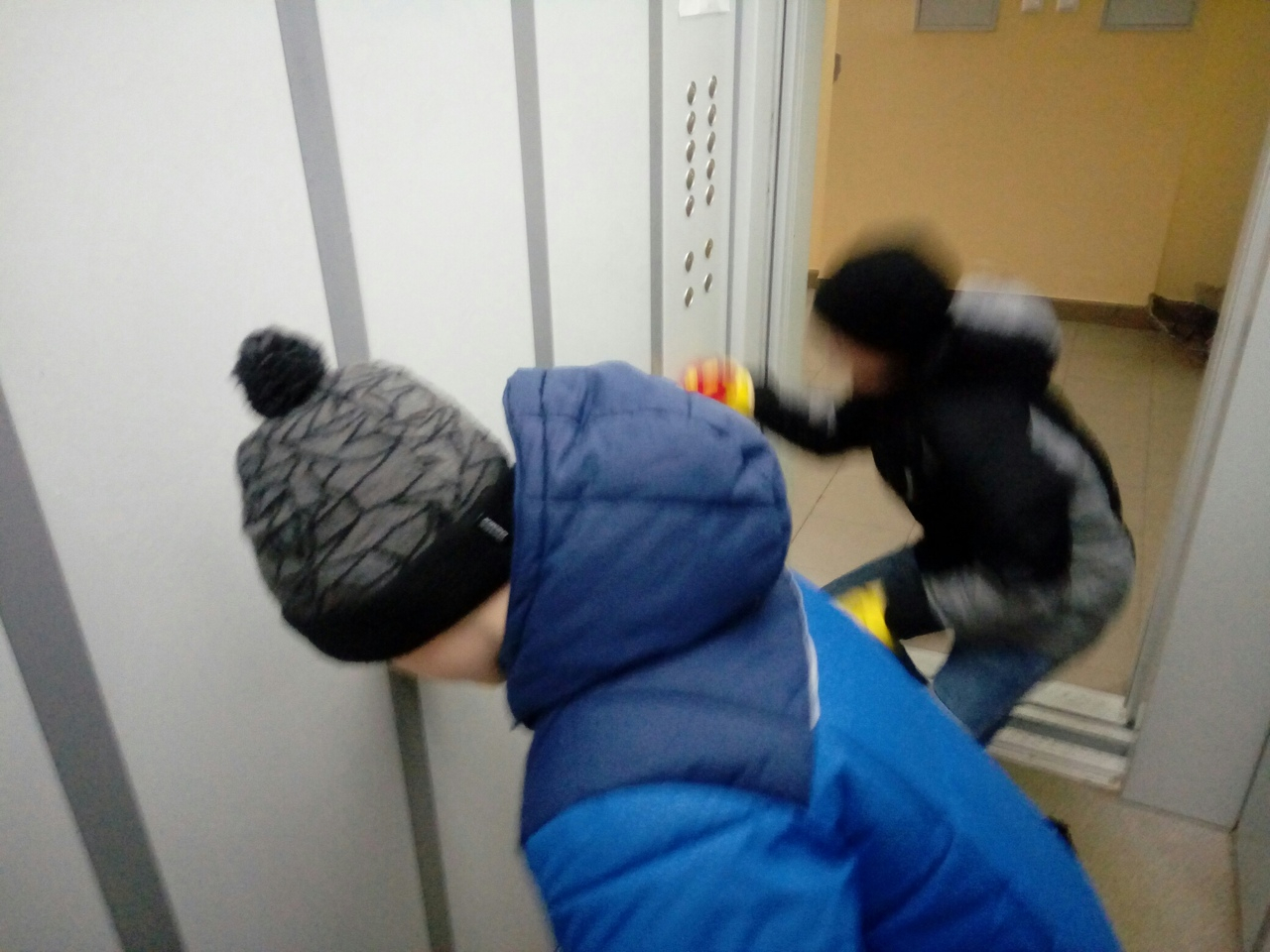 Мальчики испачкали кнопки лифта фекалиями в Нижнем Новгороде (ФОТО ,ВИДЕО)