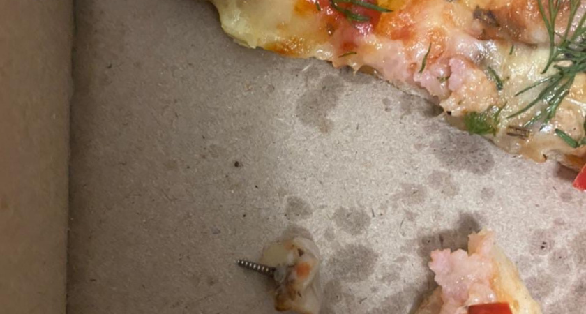 В нижегородском ресторане продали пиццу с выдранным зубом