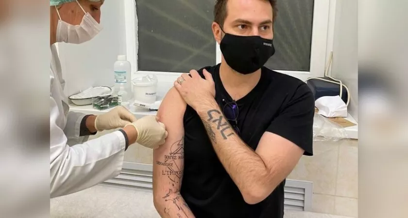 Фото к статье: Министр культуры Нижегородской области показал свои тату на вакцинации