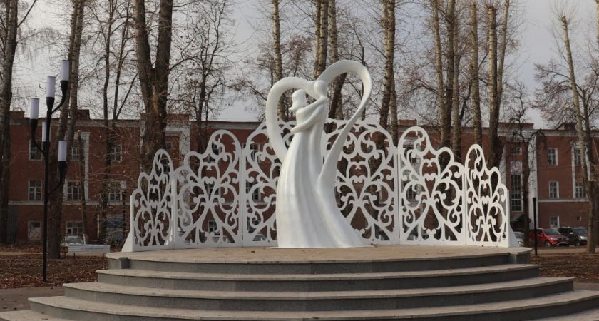 В Нижегородской области появилась еще одна необычная скульптура у ЗАГСа