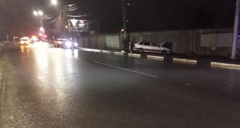 Водитель с закончившейся страховкой умер за рулем и врезался в авто и забор в Нижнем 