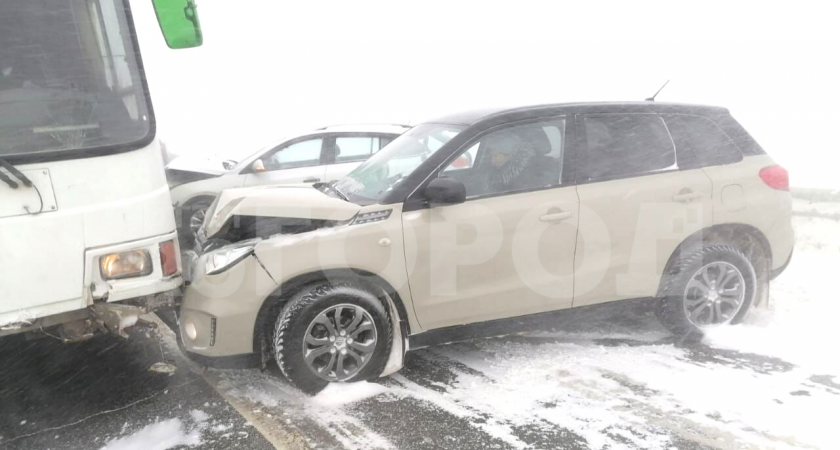 Два автомобиля и автобус столкнулись на дамбе в Нижегородской области