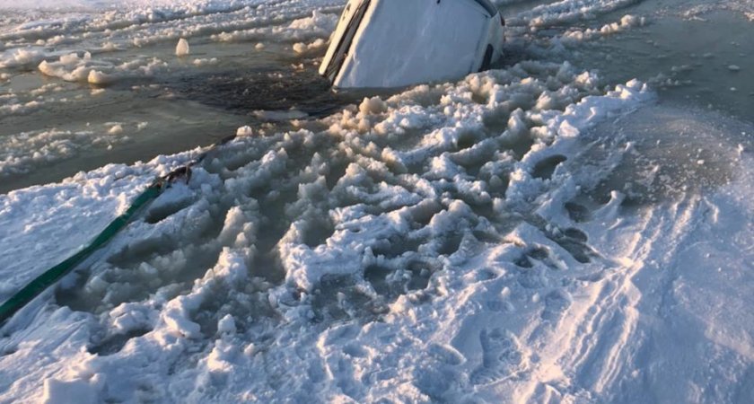 Автомобиль провалился под лёд в Нижегородской области