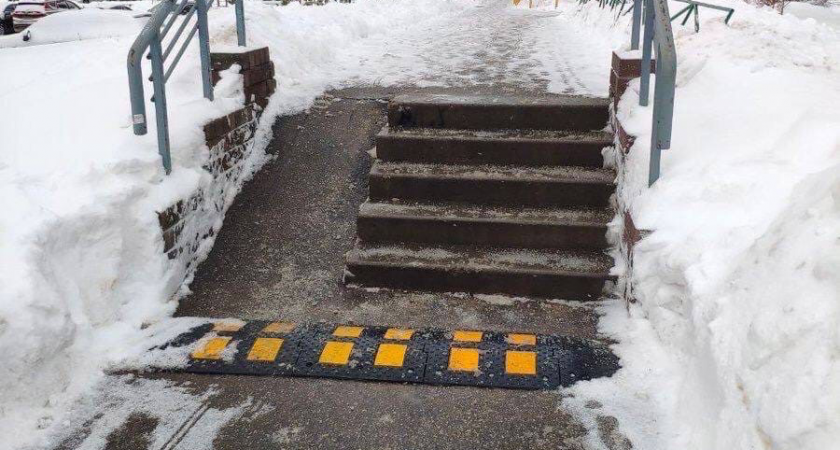 «Лежачий полицейский» появился перед пандусом для инвалидов в Нижнем Новгороде