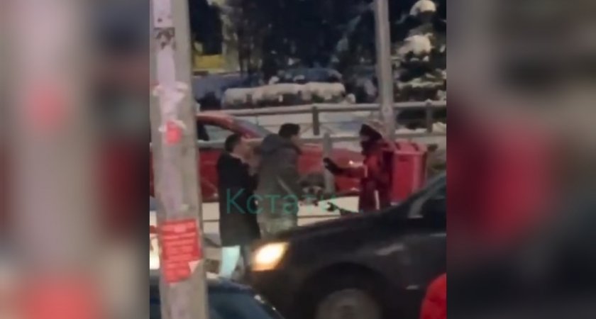 В Нижнем Новгороде водители напали на курьера "Самоката" посреди дороги