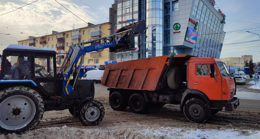 Дороги Нижнего Новгорода пообещали очистить до асфальта к концу дня