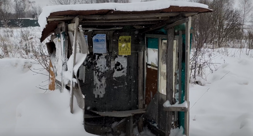 Жители нижегородской глубинки построили сарай, чтобы укрываться от непогоды на остановке