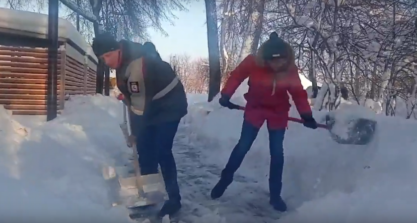 Шалабаев взял в руки лопату и показал, как надо чистить улицы