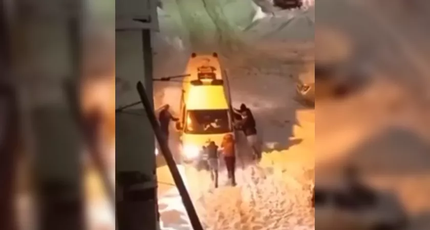 Фото к статье: Машины скорой не могут проехать во дворах Нижнего: больных проносят на руках через сугробы