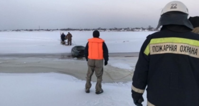 Посреди Волги на льдине застряли 20 рыбаков