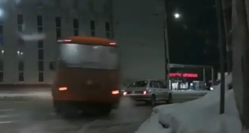 Водитель автобуса с помощью дрифта избежал ДТП