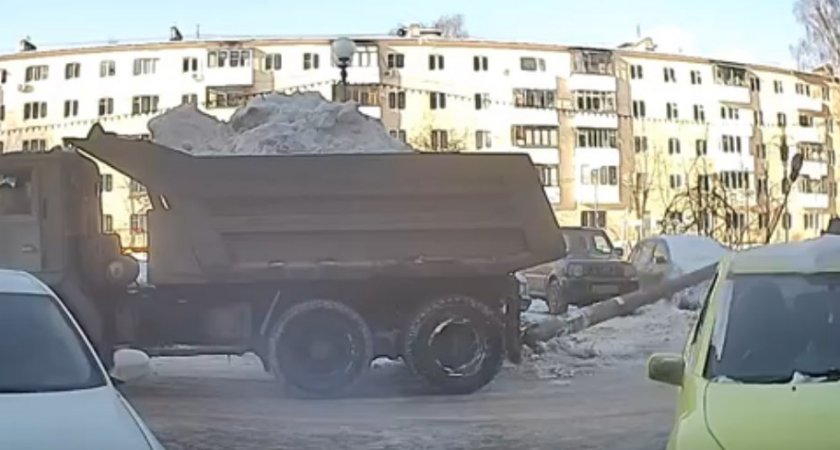 В Нижнем Новгороде грузовик со снегом повалил столб на припаркованное авто