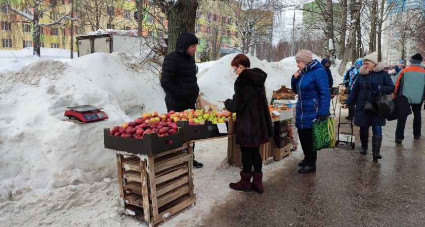 Жители Щербинок любят продукцию уличного рынка, а администрация гоняет продавцов