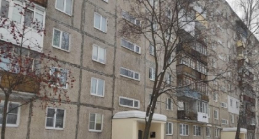 Еще один человек едва не погиб из-за падения наледи с крыши дома в Нижнем Новгороде  