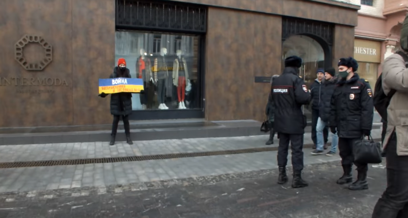 Нижегородцы устроили одиночные пикеты, чтобы призвать властей прекратить спецоперацию 