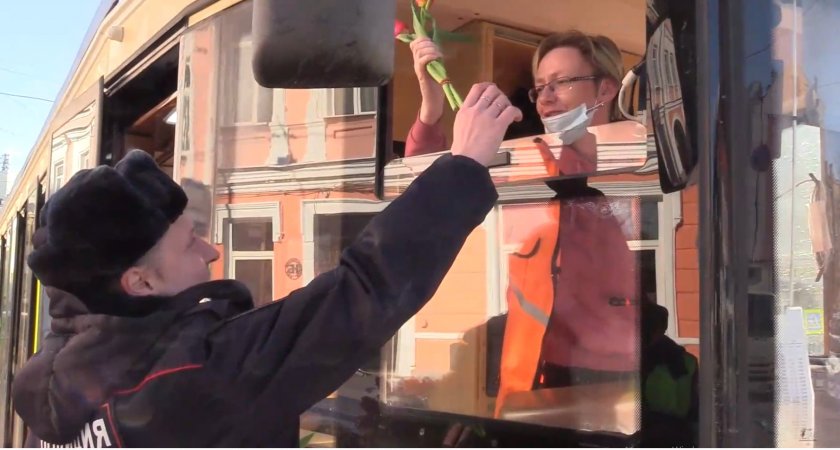 В Нижнем Новгороде инспекторы ГИБДД раздавали всем женщинам тюльпаны