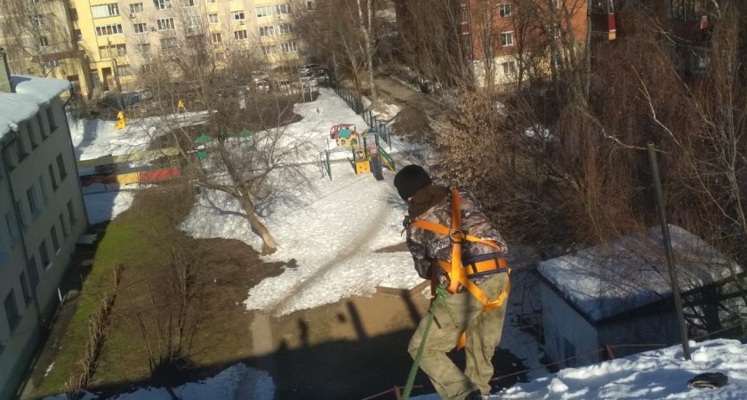 Дук нижний новгород. Безопасный дом. Альпинист снег. Наводнение в Нижнем Новгороде. Займите крыши домов при наводнении.