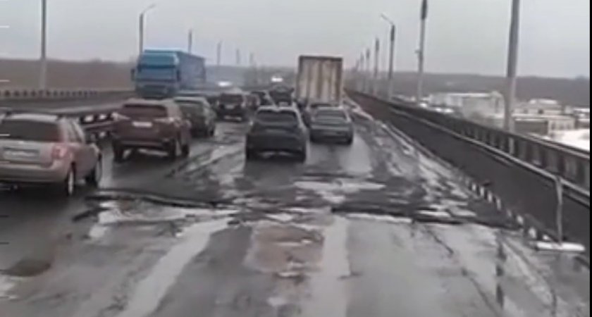 Стригинский мост в Нижнем Новгороде "тает" вместе со снегом 