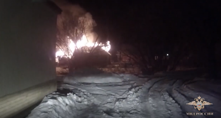 Нижегородские полицейские спасли женщину из горящего здания 