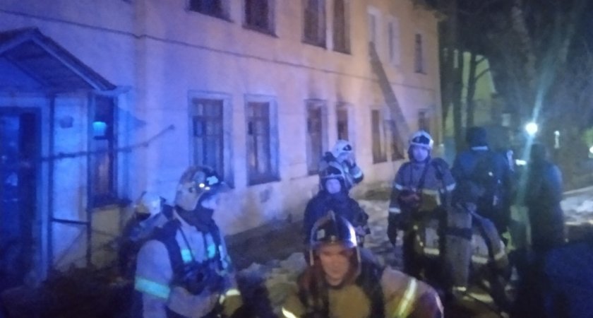 Более 60 спасателей боролись с пожаром в центре Нижнего 11 марта