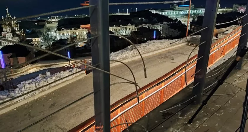 Фото к статье: Свежая изгородь на обновленной набережной Федоровского успела сломаться