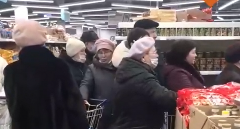 Огромная очередь за сахаром выстроилась в дзержинском магазине  