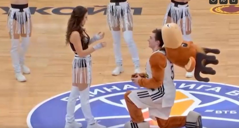Талисман сделал предложение руки и сердца во время баскетбольного матча в Нижнем Новгороде