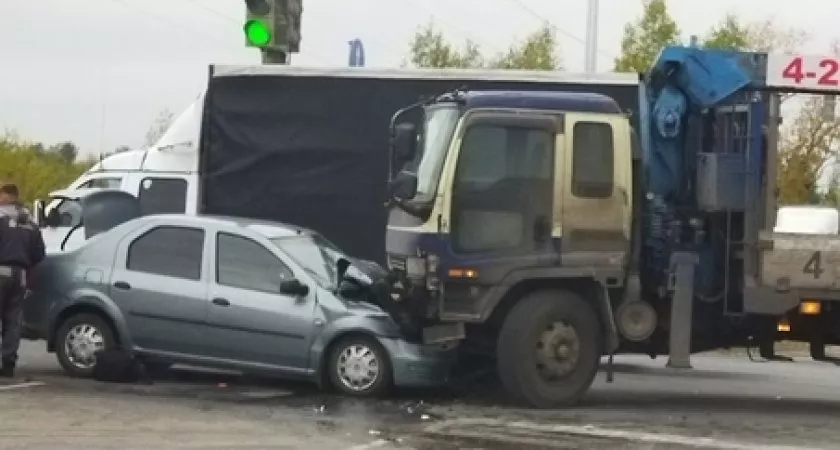 Фото к статье: Эвакуатор смял легковушку в Нижегородской области