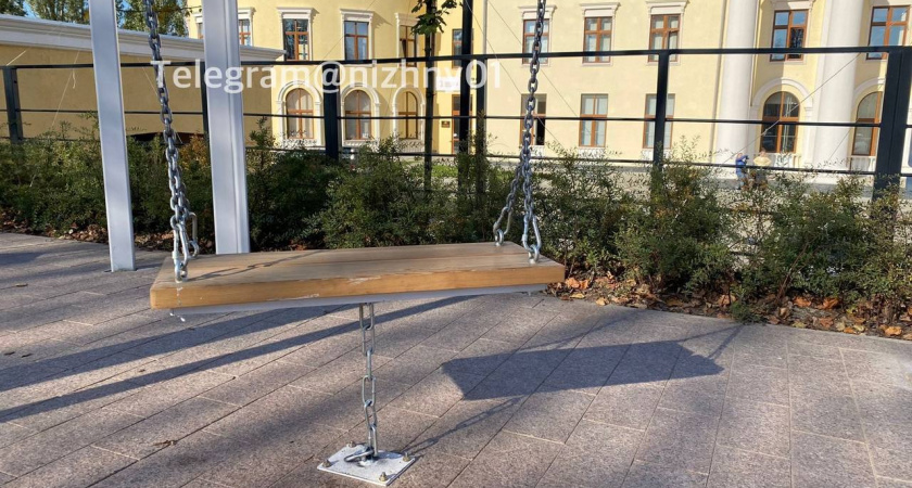 Необычные качели в нижегородском Кремле: жители в недоумении