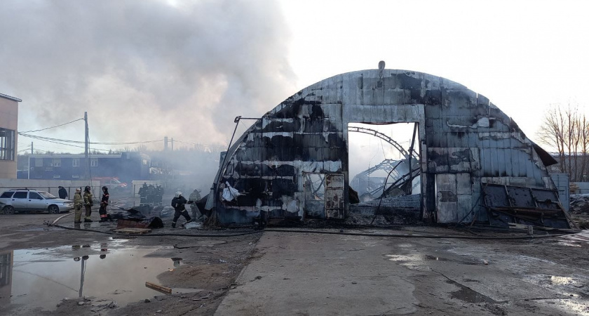 Пожар на складе автозапчастей тушат в Нижнем Новгороде