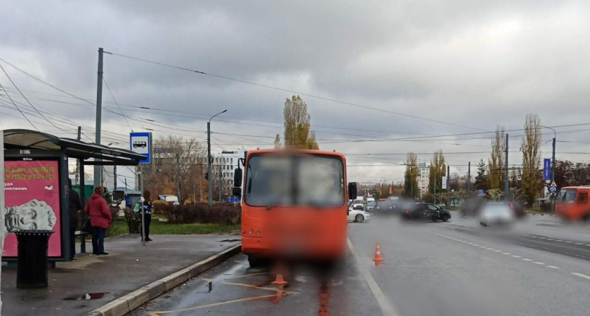 В Нижнем Новгороде женщина сломала ключицу из-за резкого водителя автобуса