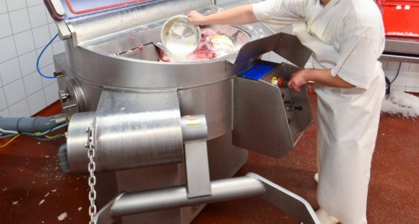 В Нижнем работнице знаменитого мясокомбината оторвало пальцы на пельменном аппарате