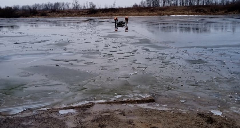 Два рыбака провалились под лед в Нижегородской области: спасли только одного
