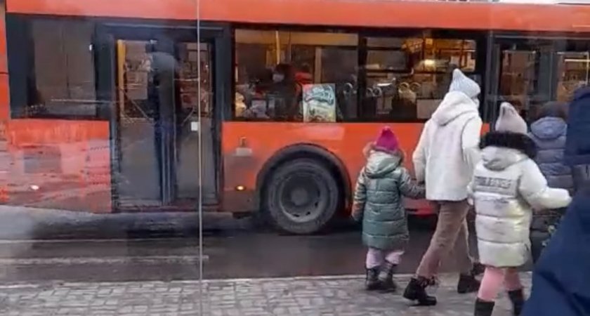 Кондуктор пыталась высадить ребенка из автобуса из-за отсутствие маски в Нижнем Новгороде