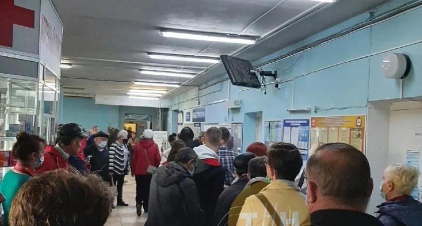 Фото к статье: Нижегородцы часами стоят в очереди в поликлинике Автозавода