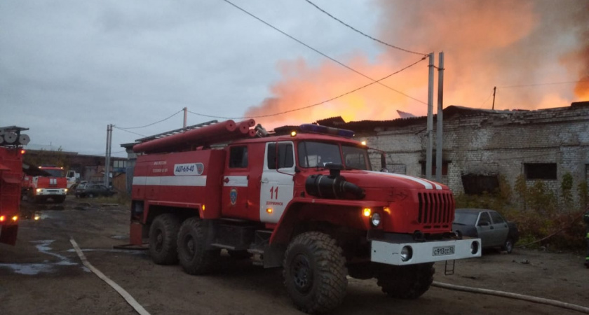 Склады на площади 900 кв м сгорели в Дзержинске ночью