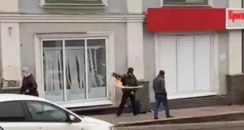 Фото к статье: Нижегородец поджог маски и устроил фаер-шоу