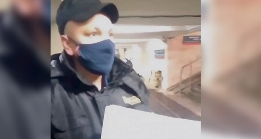 Охранник тоннеля выгнал нижегородских активистов с места сбора подписей против QR-кодов