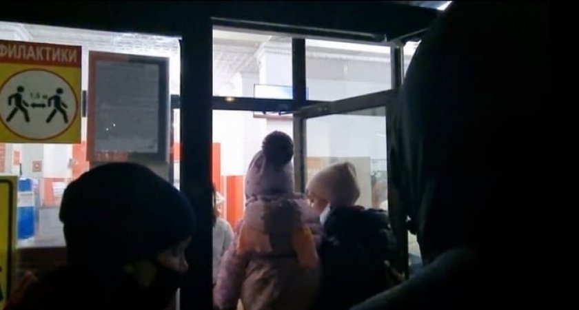 Сотрудники Автозаводского МФЦ выгнали на мороз мать с ребенком 