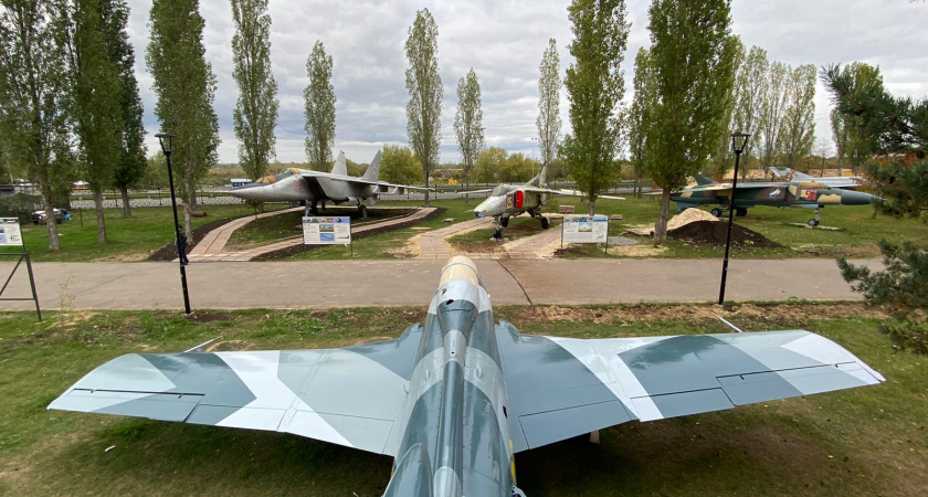Самолеты и зенитные пушки отреставрировали в парке Победы в Нижнем Новгороде