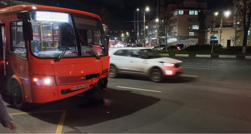 В Нижнем Новгороде в ДТП с такси и автобусом пострадали 5 человек