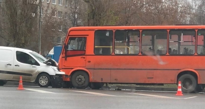 Иномарка лоб в лоб столкнулась с автобусом в Нижнем Новгороде