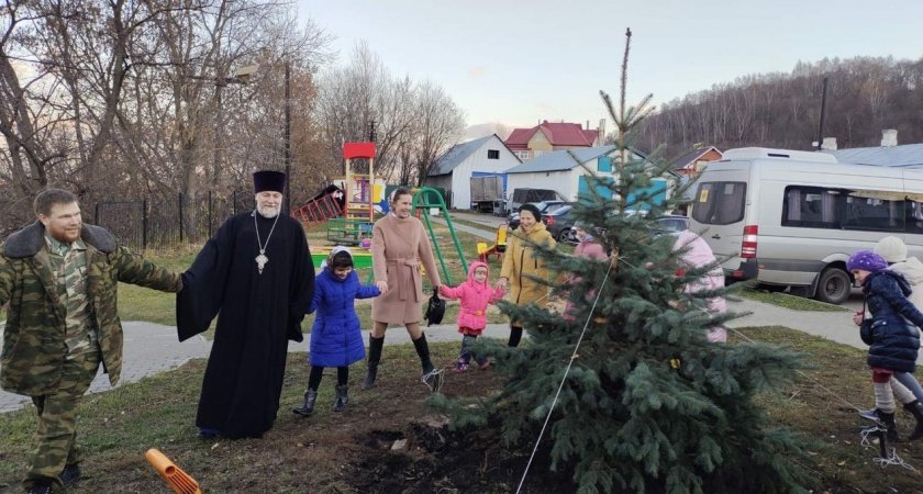 Нижегородцы посадили елку у храма и станцевали первый новогодний хоровод