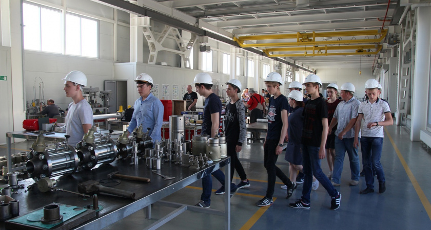 Работники завода в Нижнем Новгороде могут получить до 7000 рублей, приведя на работу друга