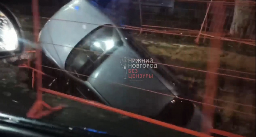 В Нижнем Новгороде на Ванеева автомобиль провалился в яму