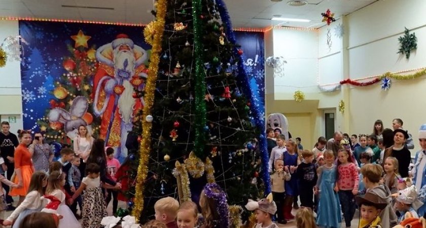 Дети экономят бюджет нижегородского военного поселка, украшая новогоднюю ель своими руками