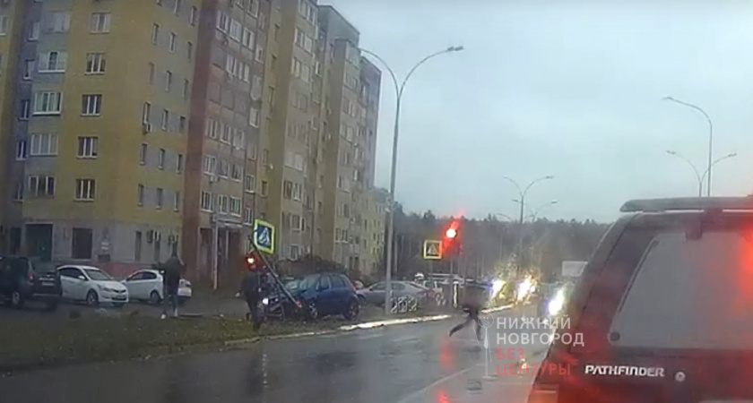Момент ДТП с летящим в пешеходов авто попал на видео: многих спас столб светофора