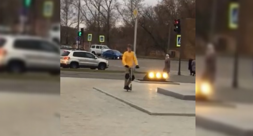 Катания подростка на самокате по памятнику погибшим попало на видео